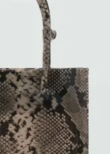 Bolso mini cuadrado con estampado animal print de serpiente, doble asa corta y cierre de botón a presión.