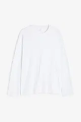 Remera blanca de algodón de manga larga con cuello redondo.