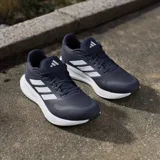 Championes de running Adidas modelo Runfalcon 5, color azul marino con tres franjas blancas características en el lateral. Poseen mediasuela Cloudfoam blanca y suela negra.