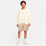 Short color crema de corte chino, con logo de la marca bordado en el muslo.