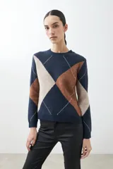 Sweater de punto con diseño de rombos en tonos azul marino, marrón y beige, con cuello redondo y mangas largas.