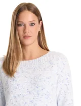 Buzo de tejido soft jaspeado en blanco y azul, con escote a la base, mangas largas de corte recto y ruedo con terminación recta y pequeños tajos laterales.