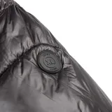 Campera puffer negra de poliéster, con capucha, cierre frontal, puños elásticos y dos bolsillos externos con cierre.