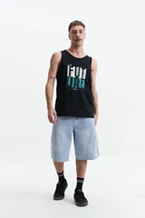 Musculosa blanca con estampado en el frente con la palabra "FUTURE" en letras mayúsculas de color negro y celeste.