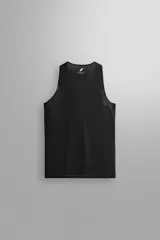 Musculosa deportiva negra de tejido ligero y elástico con zonas perforadas para mayor transpirabilidad. Cuello redondo amplio, sisa con acabados termofijados, bajo con aberturas laterales y logo estampado reflectante en la espalda.