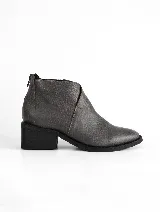 Bota corta de cuero texturizado color gris oscuro con cierre trasero, puntera levemente puntiaguda y taco bloque de 5cm. Hecha en Uruguay.