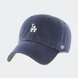 Gorra azul marino de béisbol con el logo de los Dodgers de Los Ángeles bordado en blanco en el frente y el logo de la marca 47 Brand bordado en blanco en el lateral.