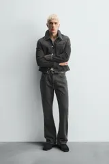Pantalón de jean negro con efecto lavado, corte bootcut, tiro medio y cinco bolsillos.