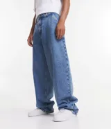 Pantalón baggy de jean azul oscuro, con bolsillos delanteros tipo cuchillo y bolsillos traseros.
