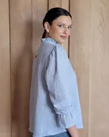 Blusa celeste con cuello mao y mangas abullonadas.