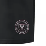 Short deportivo negro con cordón rosa en la cintura, logo del Inter de Miami y número 10 estampado en rosa.