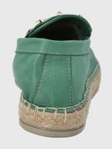 Alpargatas verdes de cuero con adorno metálico dorado y suela de yute.