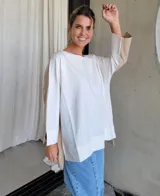 Remerón beige de corte amplio, con escote redondo y mangas largas.