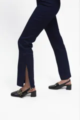 Pantalón de jean azul oscuro, de corte semi oxford con abertura en la parte inferior y pespuntes rojos.