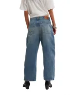 Jeans de mezclilla azul claro con efecto desgastado y lavado, de corte recto y tiro medio/alto.