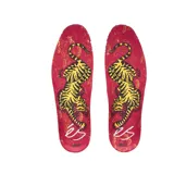 Zapatillas deportivas color rojo con detalles en marrón, diseño moderno y suela de goma.