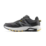 Championes de trail running New Balance 410, color negro con detalles en gris.