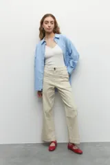 Pantalón negro de tiro alto, corte recto y doble botón metalizado.