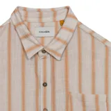 Camisa de manga corta con diseño de rayas verticales en tonos naranja y beige. Presenta cuello clásico, cierre frontal con botones y un bolsillo de parche en el pecho.