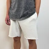 Short de algodón color crema, con cintura elástica y ruedo desflecado.