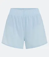 Short deportivo verde oscuro, modelo runner, con cintura elástica y pequeño bolsillo interior.