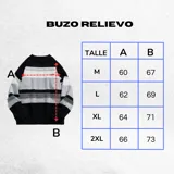 Sweater tejido de punto con rayas horizontales en tonos beige y blanco. Tiene cuello redondo y corte holgado.