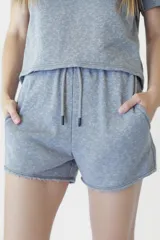 Short color beige con cintura elastizada y cordón ajustable.