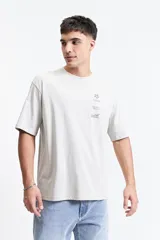 Remera marrón de manga corta con corte oversize y cuello redondo. Estampado en la espalda con diseño abstracto y texto.