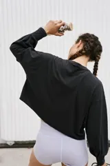 Buzo de manga larga color gris con cuello redondo y corte holgado.