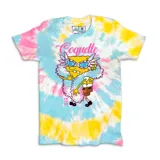 Remera blanca con estampado de Bob Esponja con gafas y estola de plumas, con efecto tie-dye en tonos rosa, amarillo y celeste.