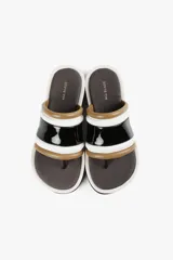 Sandalia con base alta, capellada ancha con acabado brillante y estructura acolchada. Suela dentada.