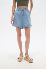 Short de jean celeste, de calce alto y corte holgado.