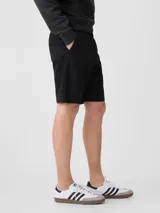 Short de hombre color azul marino, corte recto y largo a la rodilla.