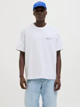 Camiseta blanca de manga corta y cuello redondo con calce holgado. Estampa pequeña en el pecho y estampa grande en la espalda con print de goma de tacto suave.