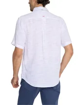 Camisa de manga corta blanca con textura multicolor, confeccionada en lino orgánico y tencel. Tiene bolsillo en el pecho con botón.