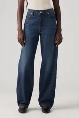 Pantalón de jean azul oscuro, de corte amplio y tiro alto.