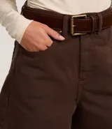 Short de sarga color blanco, corte mom, tiro alto, con trabillas en la cintura y bolsillos. Tiene cierre tradicional por botón y cremallera.