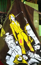 Remera marrón sin mangas con cuello redondo y estampado de personajes de la película Kill Bill.