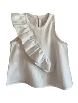 Blusa musculosa de lino color blanco con volado diagonal en el frente.