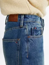 Jean de tejido denim rígido azul, de pierna recta, corte holgado y talle medio.