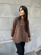 Buzo de lanilla jogging con estampado animal print, de corte holgado y manga larga.