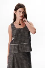 Musculosa azul con estampado a cuadros blancos, de lino.