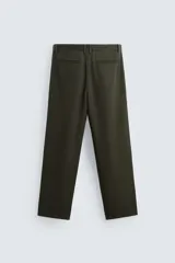 Pantalón verde oscuro de corte amplio confeccionado en tejido de lyocell. Presenta pliegues frontales, bolsillos laterales y traseros de ojal. Cierre frontal con cremallera y botón.