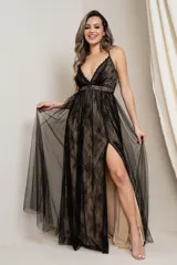 Vestido largo de malla negra con escote en V profundo y detalles de encaje, con abertura lateral.