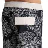 Short de baño negro con estampado de flores blancas.