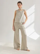 Pantalón de viscosa y lino color dorado, de corte Oxford y tiro alto, con bolsillos laterales.