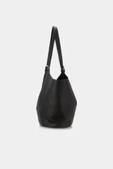 Bolso de cuero color marrón con hebilla metálica en las manijas y bolsillo interno desmontable.
