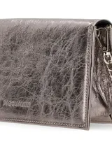 Cartera de mano plateada con textura craquelada y cadena metálica plateada.