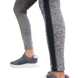 Calza deportiva Topper color gris con una franja vertical negra en los laterales.