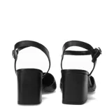 Zapato de cuero negro con punta fina, taco cuadrado y tobillera con hebilla.